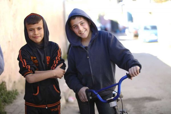 refugee-kids-bicycle-streets